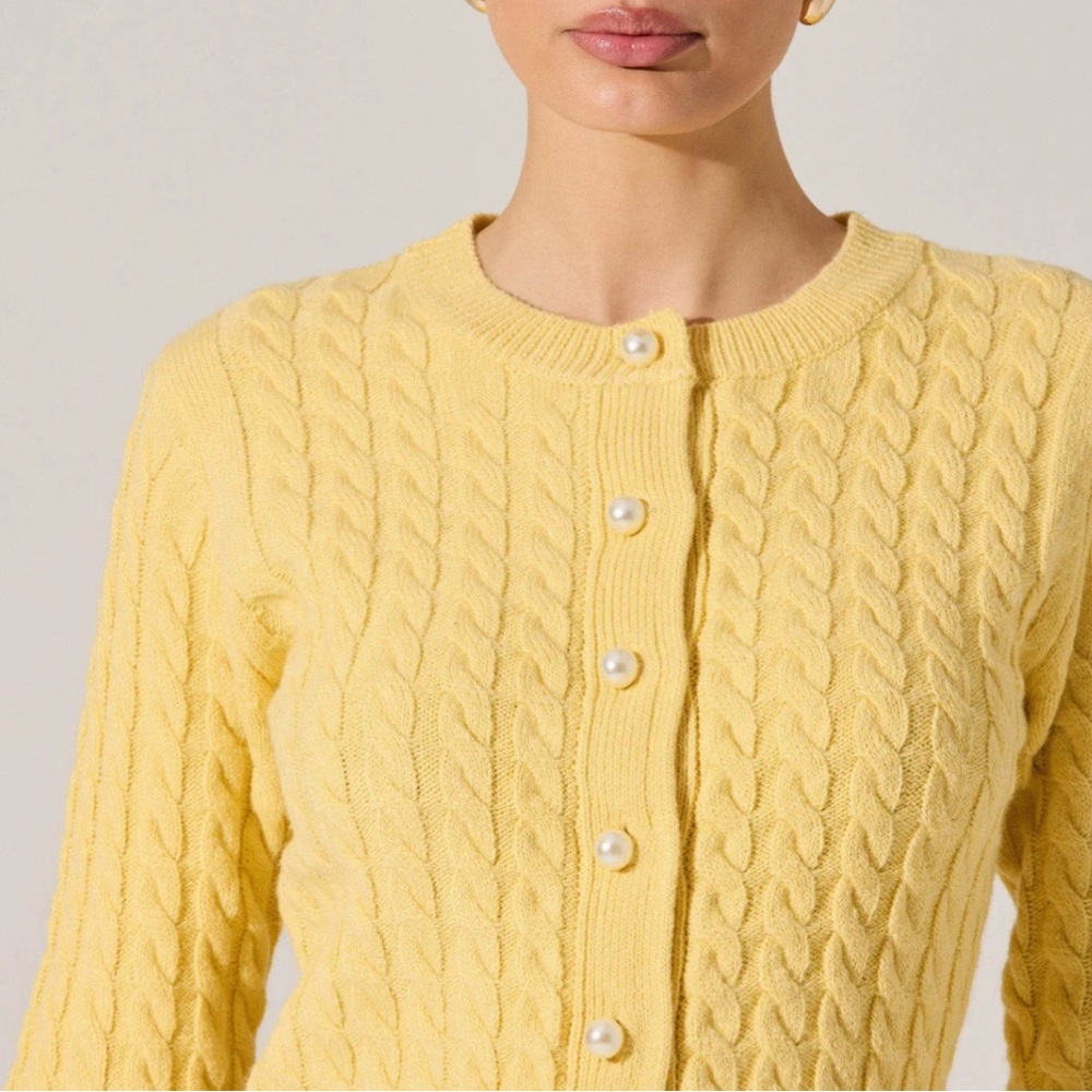 LIKE NEW ASTR THE LABEL Pearl Button Cable Knit Cardigan - Picture 2 of 9